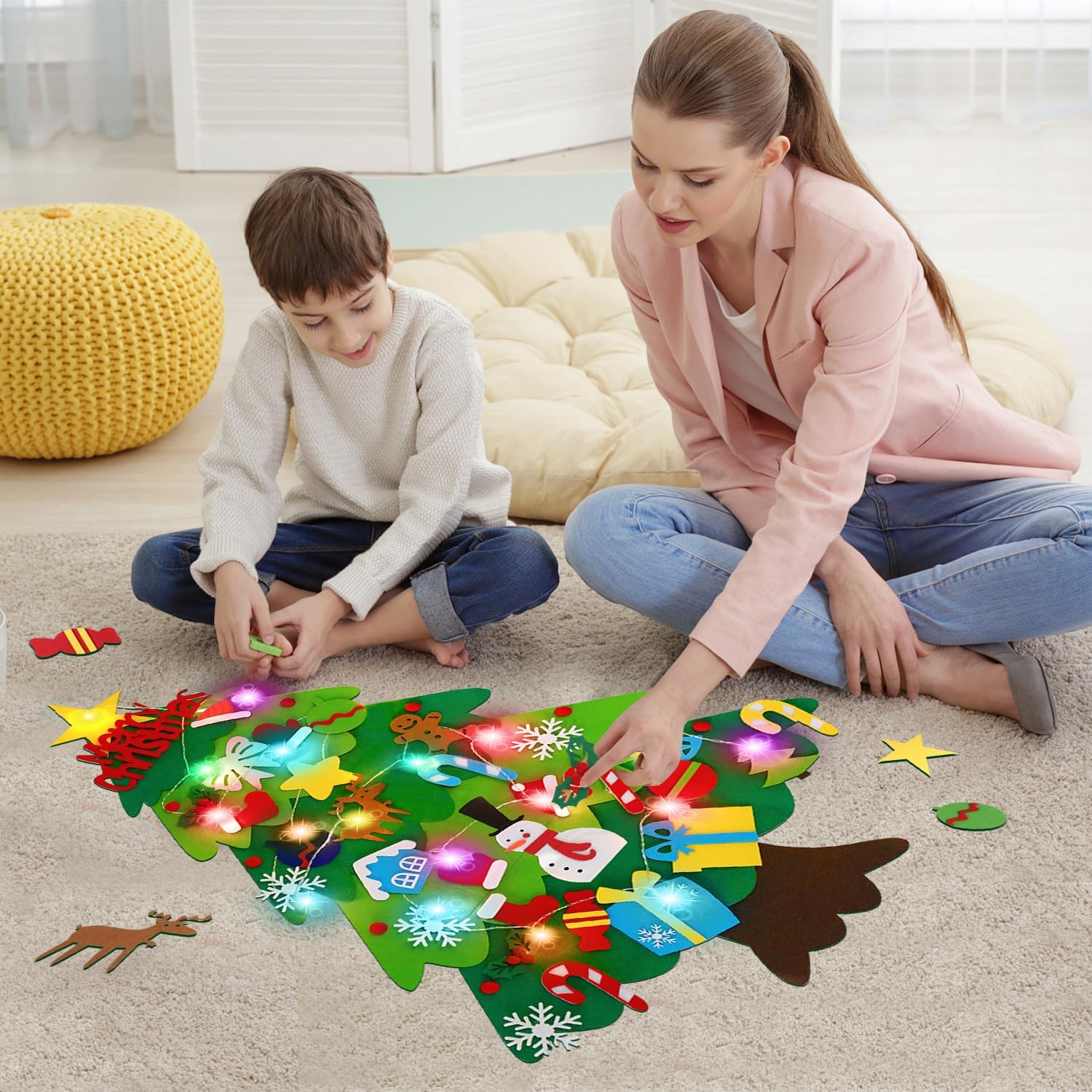 Brad din fetru cu instalatie LED pentru Craciun