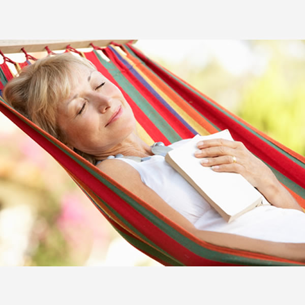 Hamac cu bara de lemn pentru o vara relaxanta