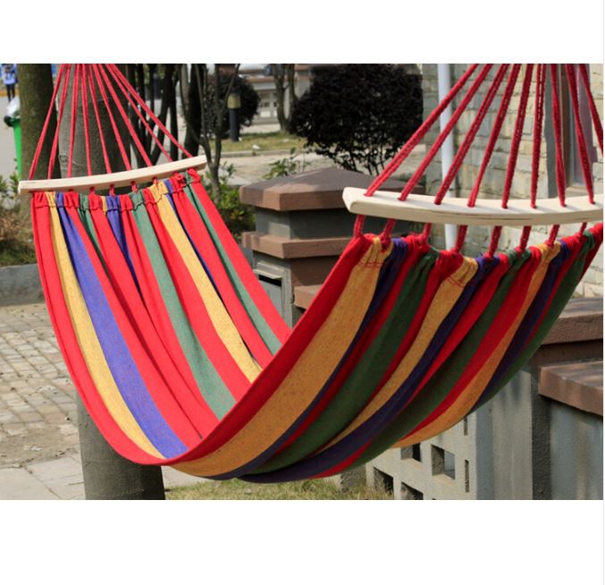 Hamac cu bara de lemn pentru o vara relaxanta