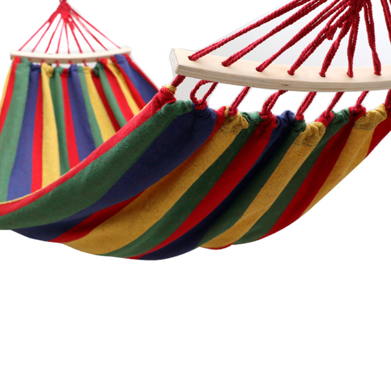 Hamac cu bara de lemn pentru o vara relaxanta